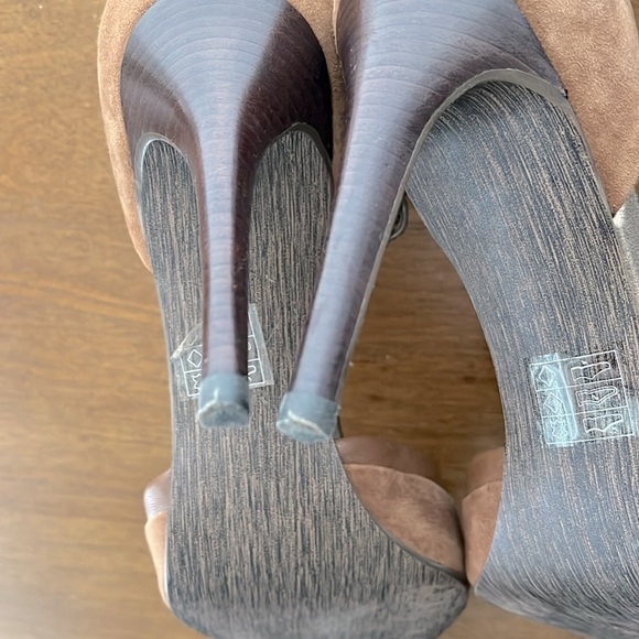 levity pumps w ankle strap - Picture 4 of 6